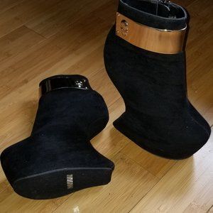 Brand New Rock Diva Horseshoe Boots